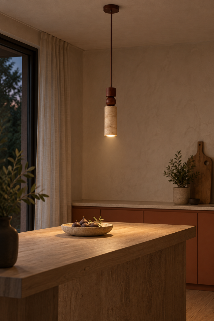 Kleine Travertin-Pendelleuchte im Wabi-Sabi-Stil für Schlafzimmer und Esstisch – Raumansicht