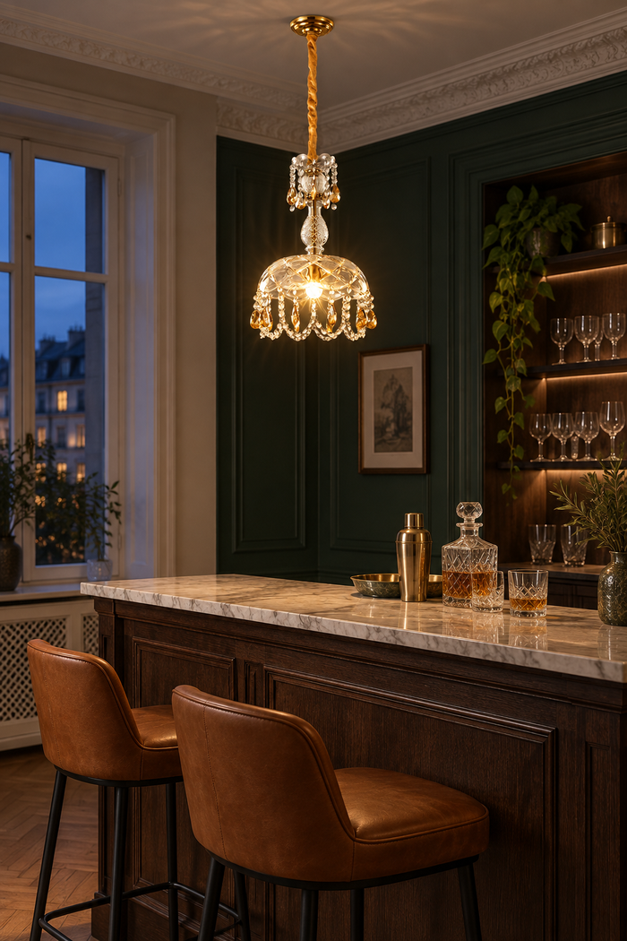 Kronleuchter aus Kristall, Glas und Kupfer im französischen Vintage-Stil für Schlafzimmer und Bar – Raumansicht