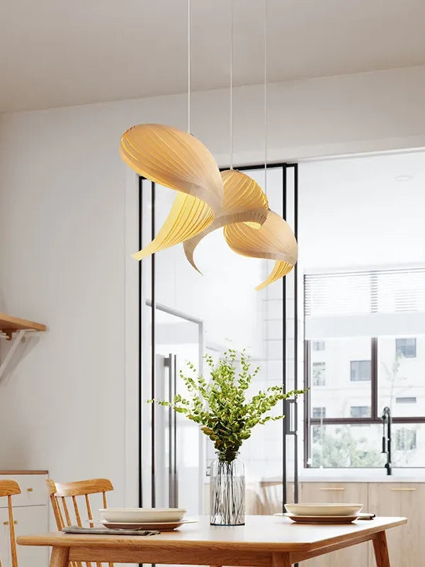 Holz-Pendelleuchte im japanisch-modernen Stil, Raumansicht