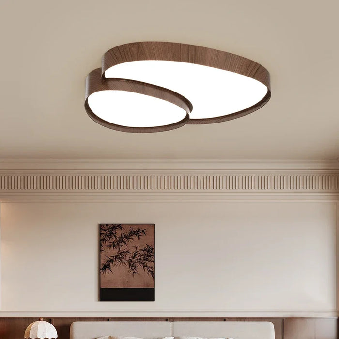 LED-Deckenleuchte in Kieselform in Walnuss im Schlafzimmer