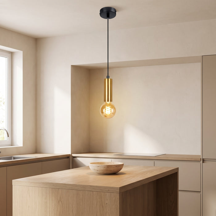 Einflammige Pendelleuchte mit goldener Metallhülse über der Kücheninsel in einem hellen Wohnraum
