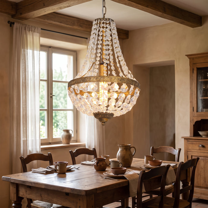 Retro-Pendelleuchte mit Kristallkorb über dem Esstisch im Esszimmer