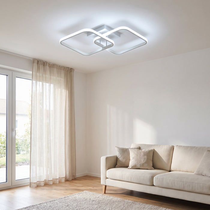 Weiße quadratische LED-Deckenleuchte aus zwei verschränkten Rahmen in einem hellen Wohnraum
