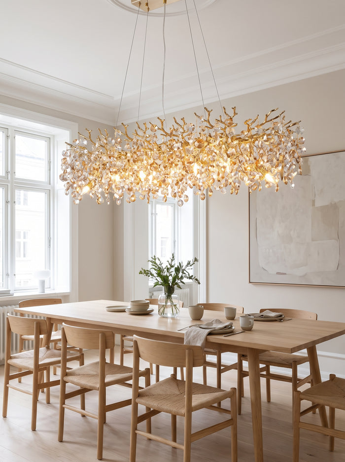Goldfarbener Kronleuchter mit Kristallen im Glamour-Stil, Raumansicht