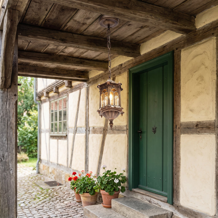 Laternen-Pendelleuchte im Vintage-Look am überdachten Hauseingang