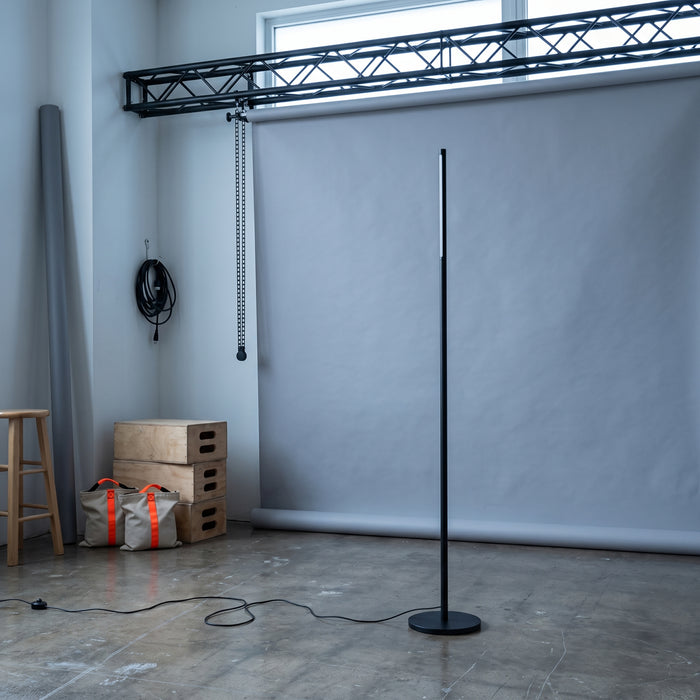 Nordic Floor Lamp 120cm Black Led Floor Light Decoration in einem hellen Wohnraum
