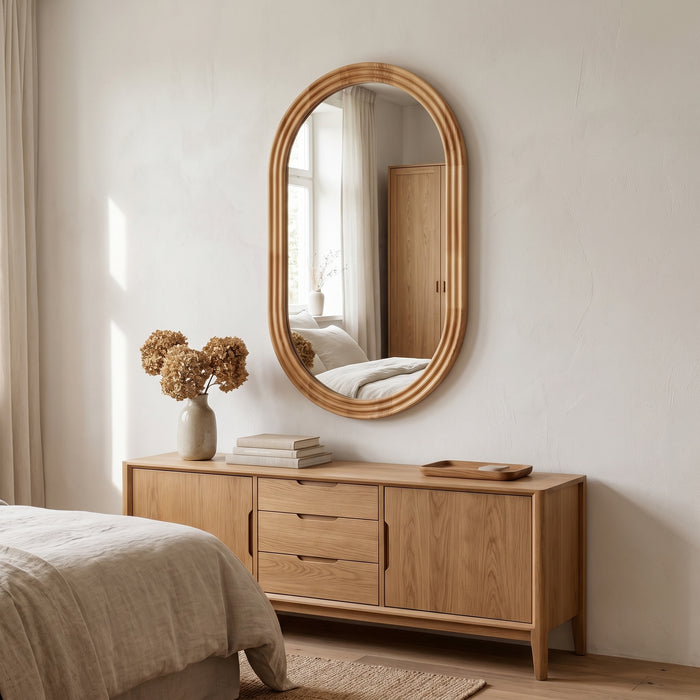 Ovaler Wandspiegel mit Massivholzrahmen im Schlafzimmer
