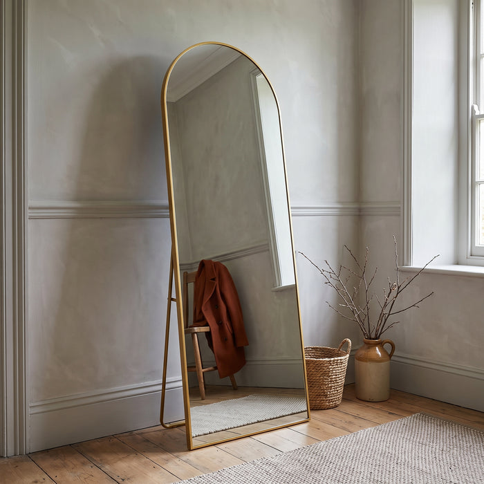 Full-length mirror, curved stand mirror, large in einem hellen Wohnraum