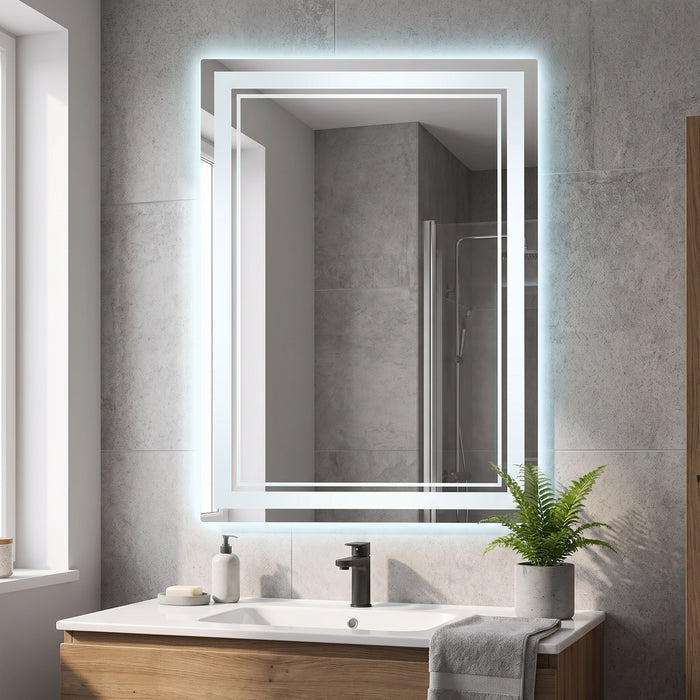 LED-Badspiegel mit beleuchtetem Rahmen ueber dem Waschtisch im Badezimmer