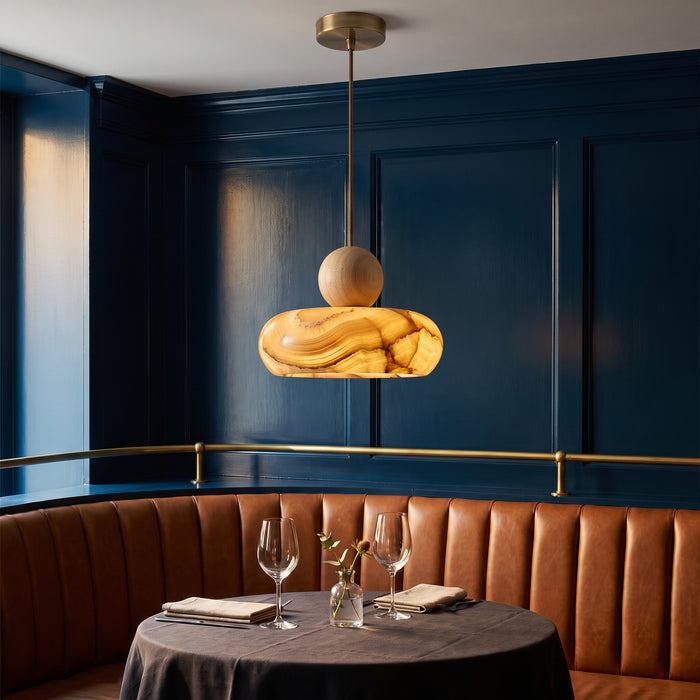Vintage Pendant Light with Natural Yellow Agate Stone, in einem hellen Wohnraum