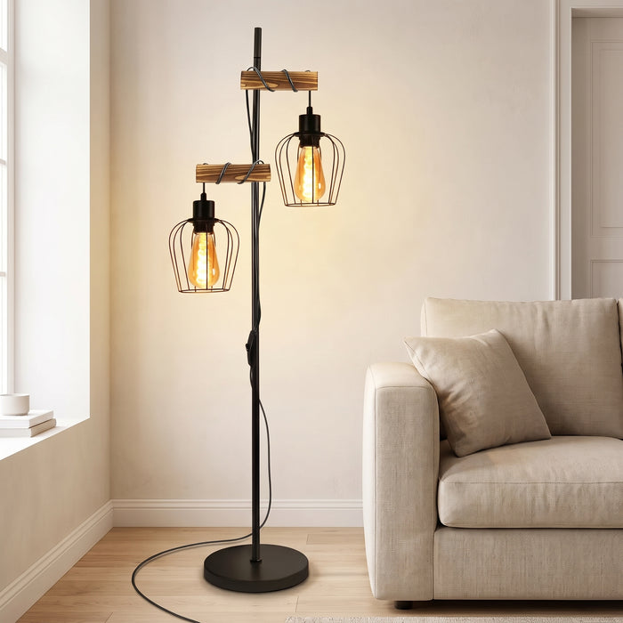 Zweiflammige Industrial-Stehlampe aus schwarzem Metall mit Holzarmen in einem hellen Wohnraum