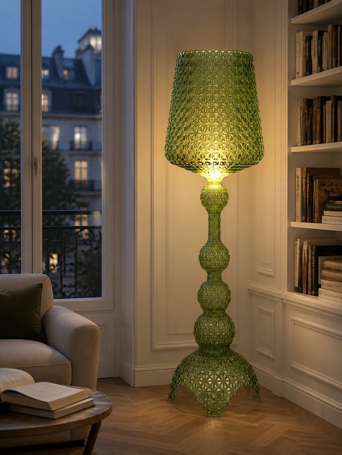 Grüne hohe Kelch-Stehlampe mit warmem Licht in einer Bibliothek