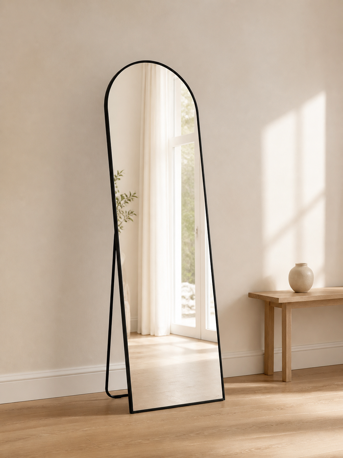 Bogen-Ganzkörperspiegel 160 × 50 cm in Tiefschwarz in einem hellen Eingangsbereich