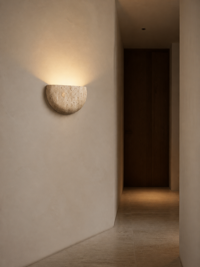 Wandleuchte aus gelbem Naturstein mit warmweißem Licht in einem modernen Flur