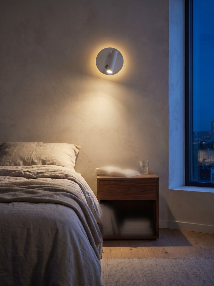 LED-Wandleuchte mit Touch-Dimmer in Weiß, am Bett