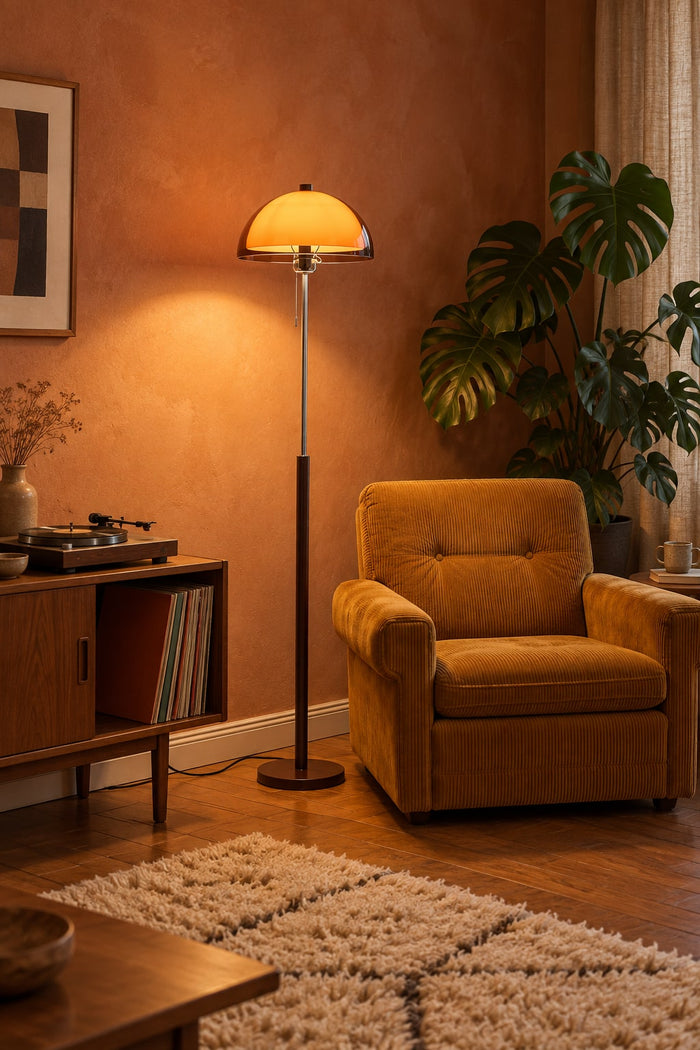Retro-Stehlampe mit orangem Pilzschirm neben Cordsessel und Plattenspieler