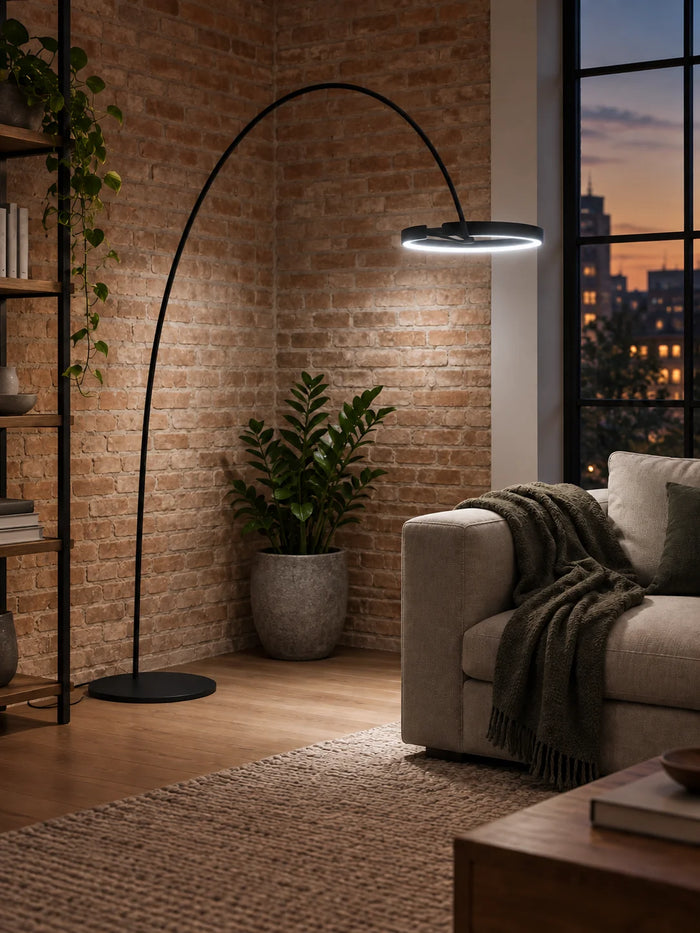 Bogen-Stehleuchte aus Metall mit LED-Ring im Loft-Stil – Schwarz, Ø 40 cm, Kaltweiss. KI-Raumvisualisierung nach Produktreferenz.