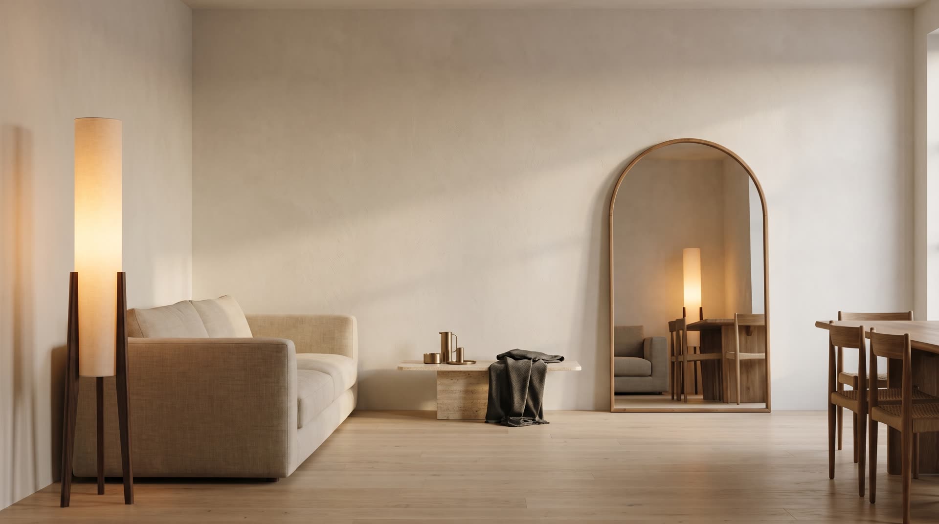 Warmer Wohnraum mit einer Holz-Stehleuchte neben dem Sofa und einem großen Bogenspiegel