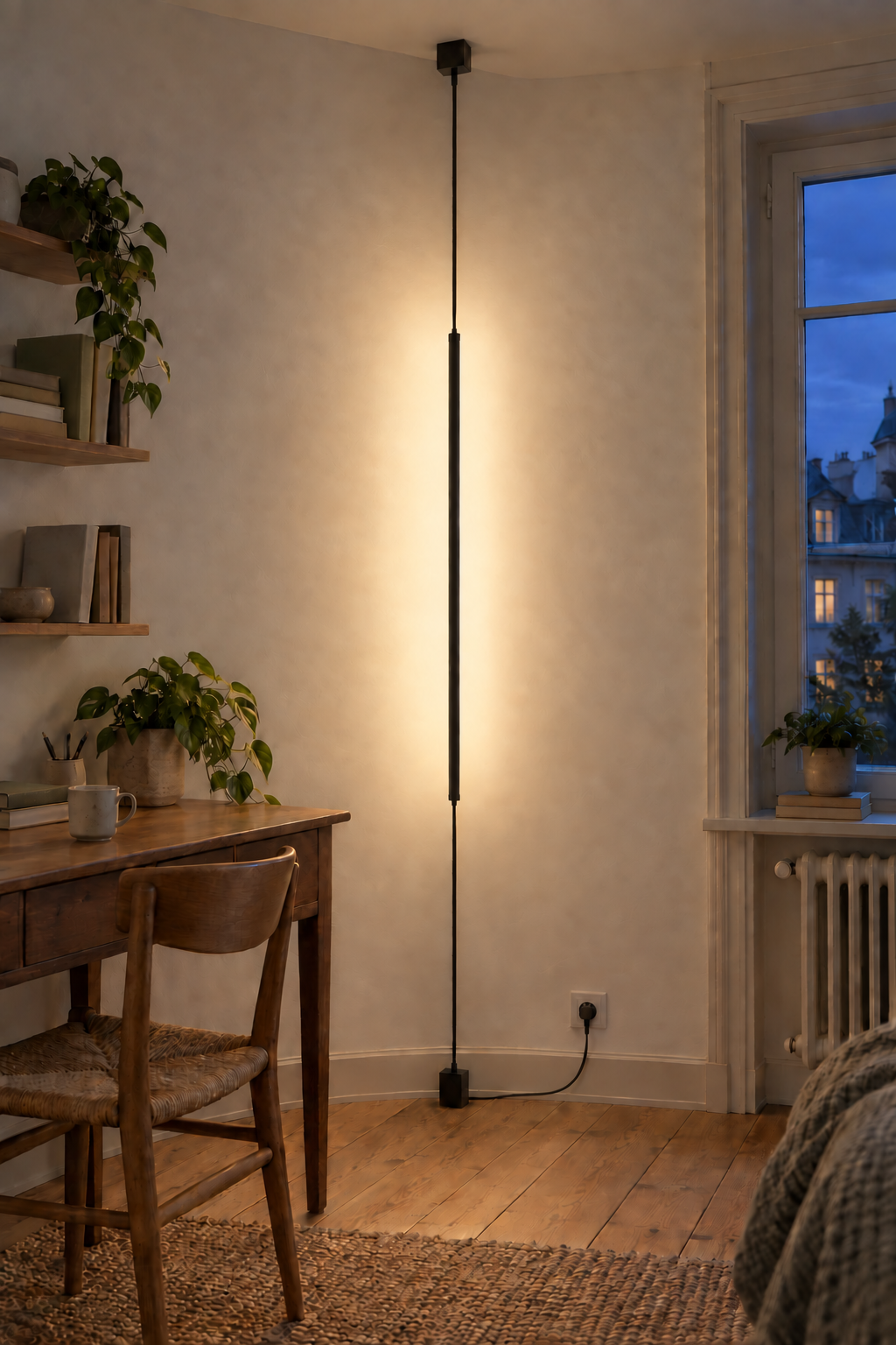 Schwarze LED-Spannleuchte, Ausführung 120 cm mit Stecker und sichtbarer Zuleitung, zwischen Boden und Decke im Wohnraum