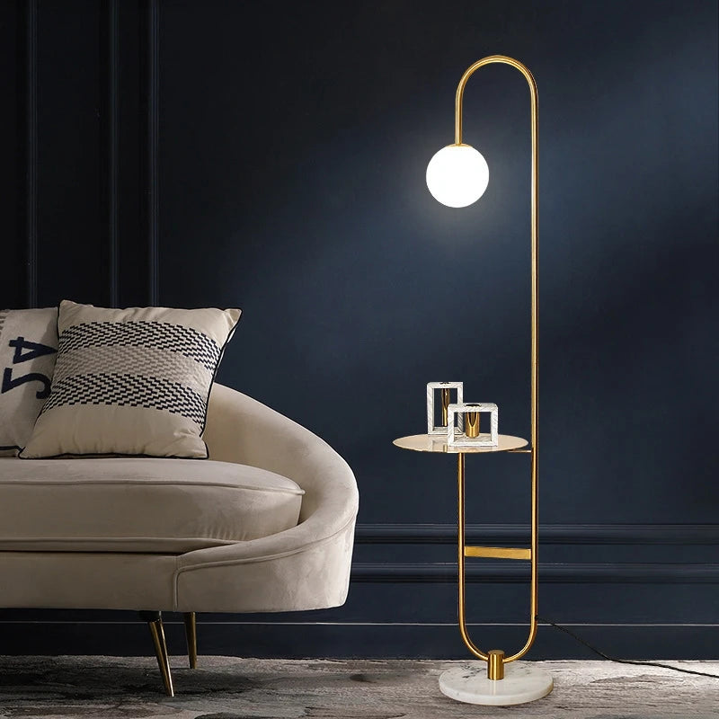 Stehleuchte mit Beistelltisch in Gold mit Marmorplatte im Wohnzimmer