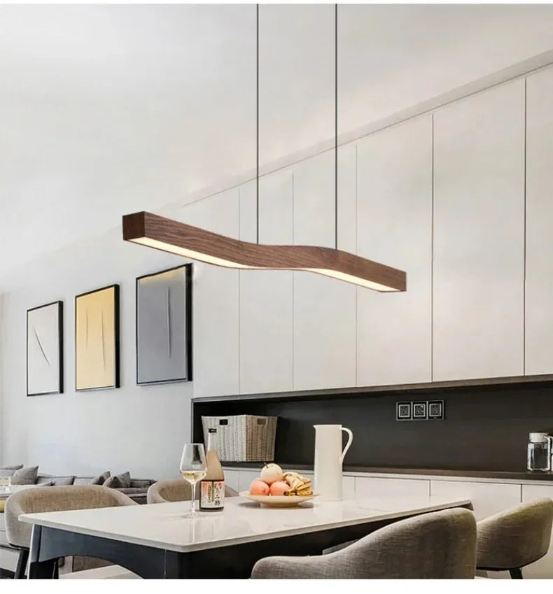 Lineare LED-Pendelleuchte über der Kücheninsel