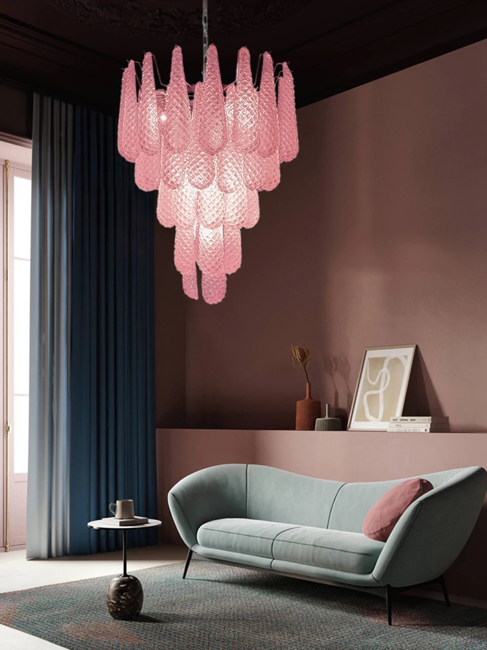 Kronleuchter aus rosa Glas im Wohnzimmer über einem Sofa