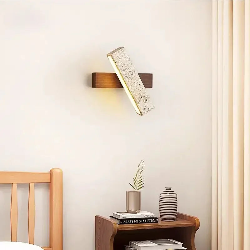 Travertin-Wandleuchte im Schlafzimmer