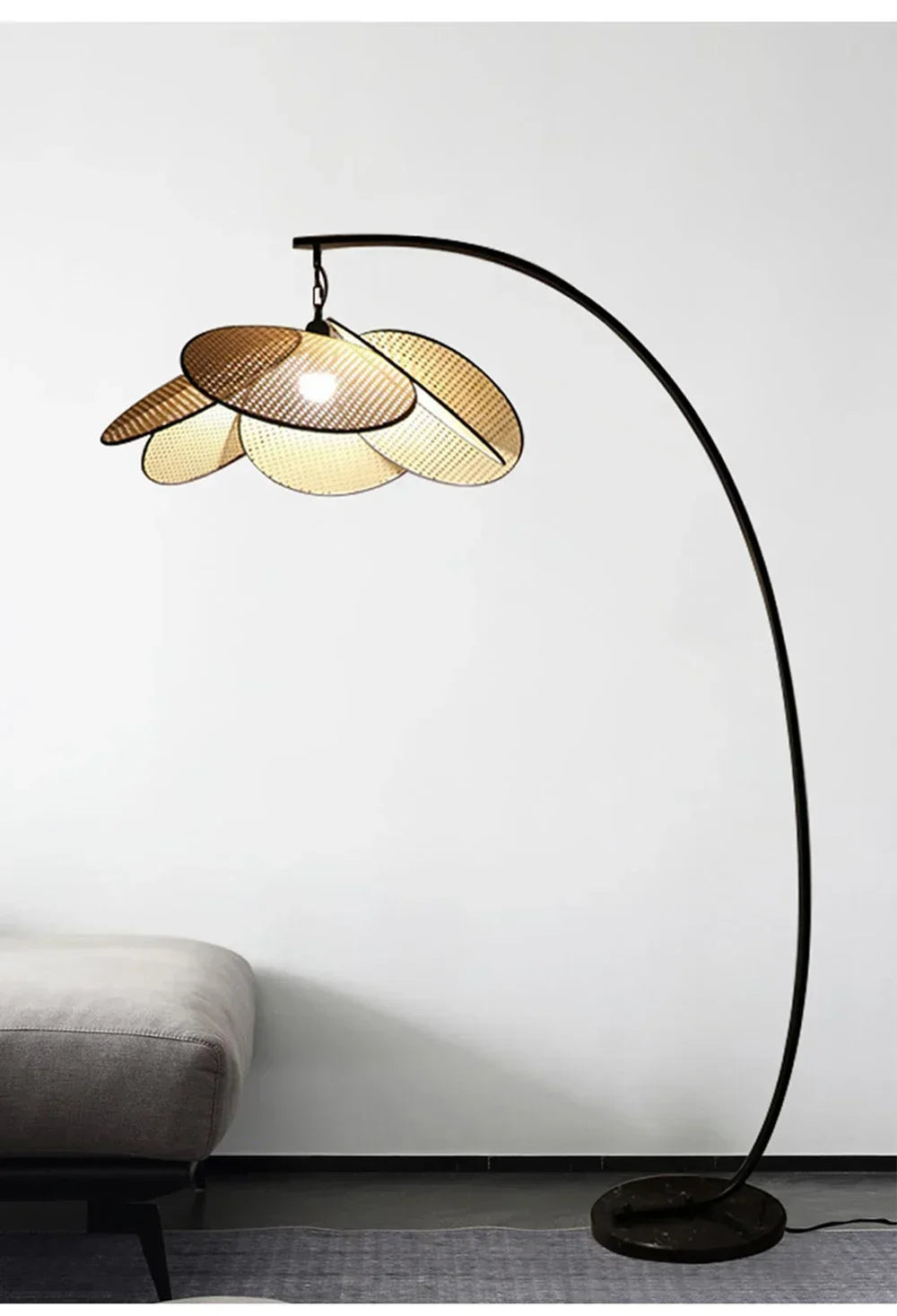 Schwarzer Bogen und Rattan-Blütenschirm – Designansicht.