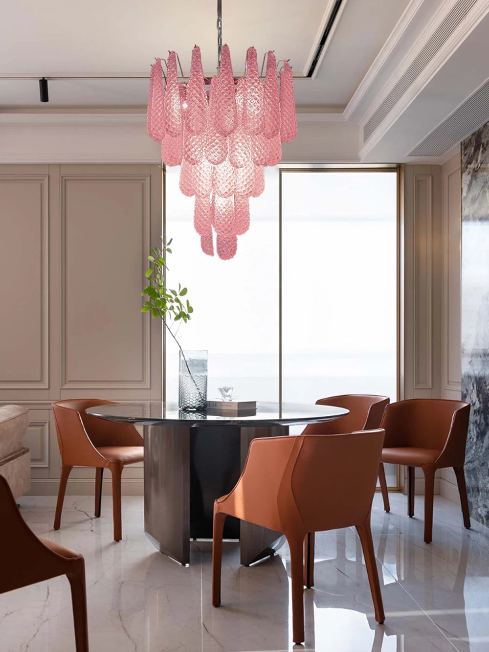 Kronleuchter aus rosa Glas im Essbereich mit Lederstühlen