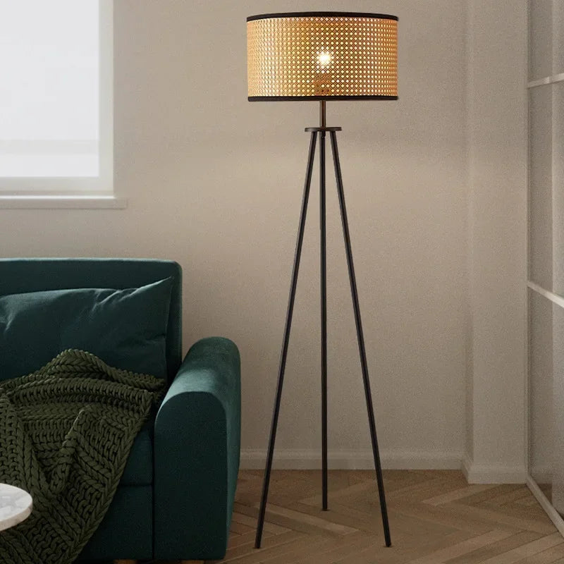 Dreibein-Stehleuchte mit Rattanschirm im Wohnzimmer