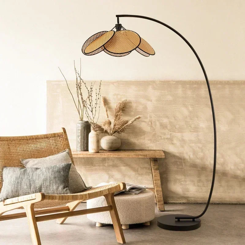 Bogen-Stehleuchte mit Rattanschirm im Wohnzimmer