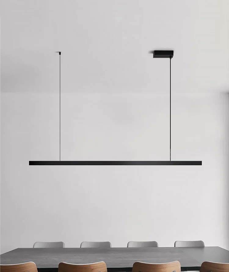 LED-Balkenpendelleuchte in Schwarz, einflammig, über einem Esstisch