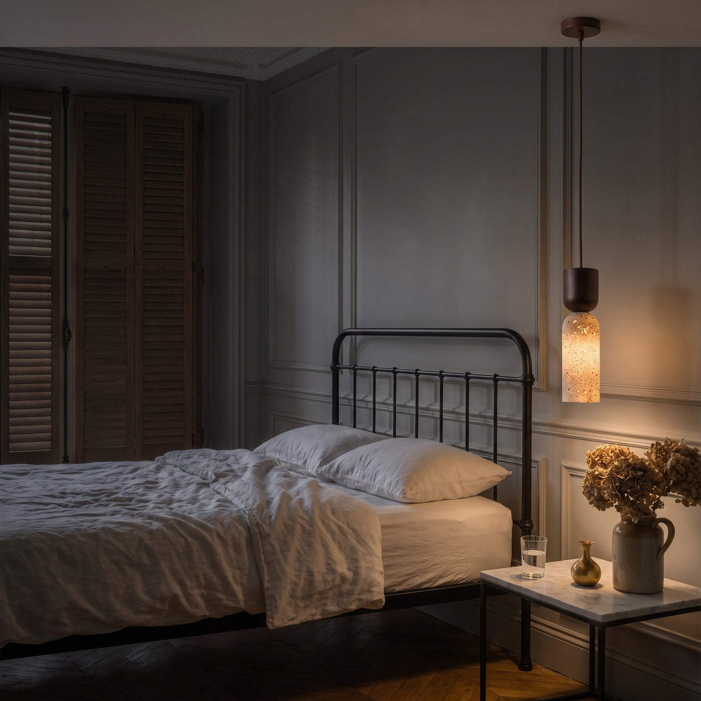 Japanese wabi-sabi style bedroom bedside chandelier, eingeschaltet am Abend