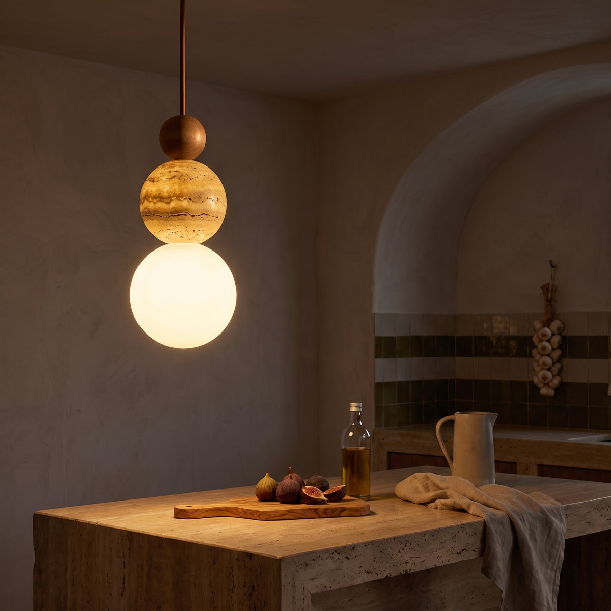 Luma Travertin-Pendelleuchte E27, Naturstein und Holz eingeschaltet am Abend