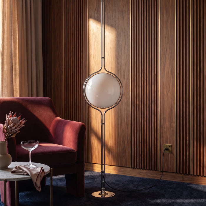 Nordic Creative Chromium Metal Floor Lamp White Yellow in einem hellen Wohnraum