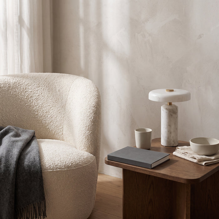 Danish Portable Charging Table Lamp Touch Switch in einem hellen Wohnraum