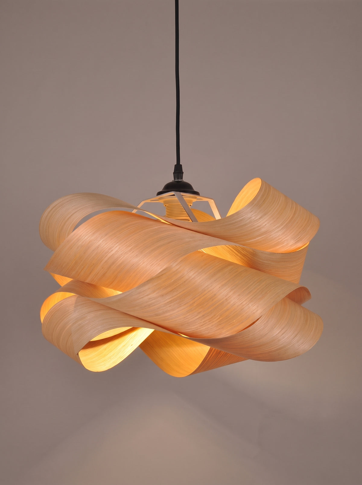 Holz-Pendelleuchte mit Schirm aus hellem Naturholz