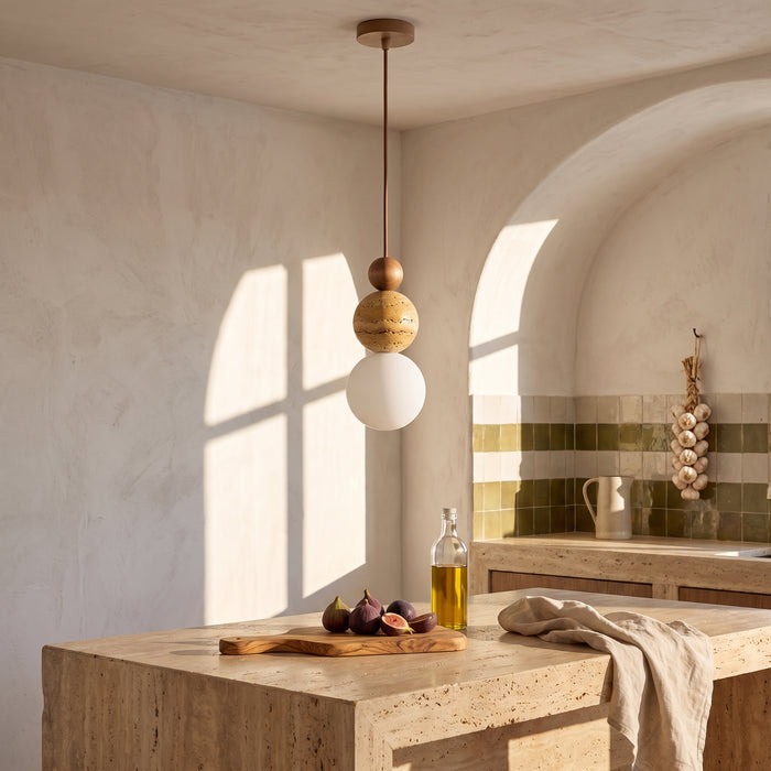 Luma Cream Style Yellow Travertine Pendant Lights, Nature in einem hellen Wohnraum