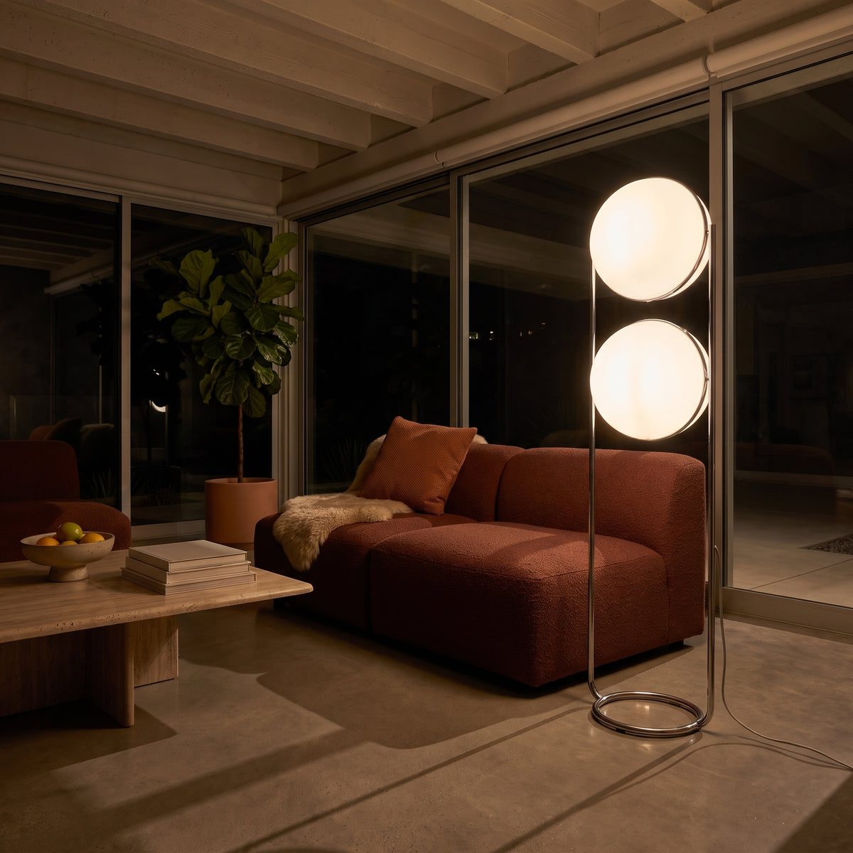 Stehlampe mit Acrylkugeln und Chromgestell eingeschaltet am Abend