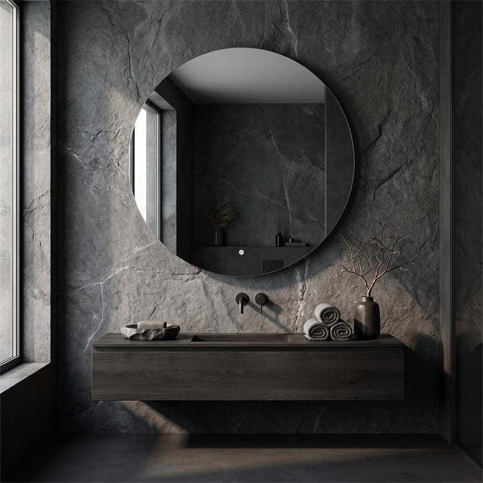 LUVODI 80cm Round Backlit Bathroom Mirror LED Illuminated in einem hellen Wohnraum