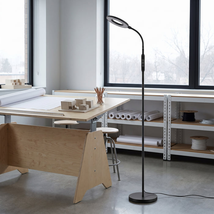 Multifunctional dimmable floor lamp, 360° rotating in einem hellen Wohnraum