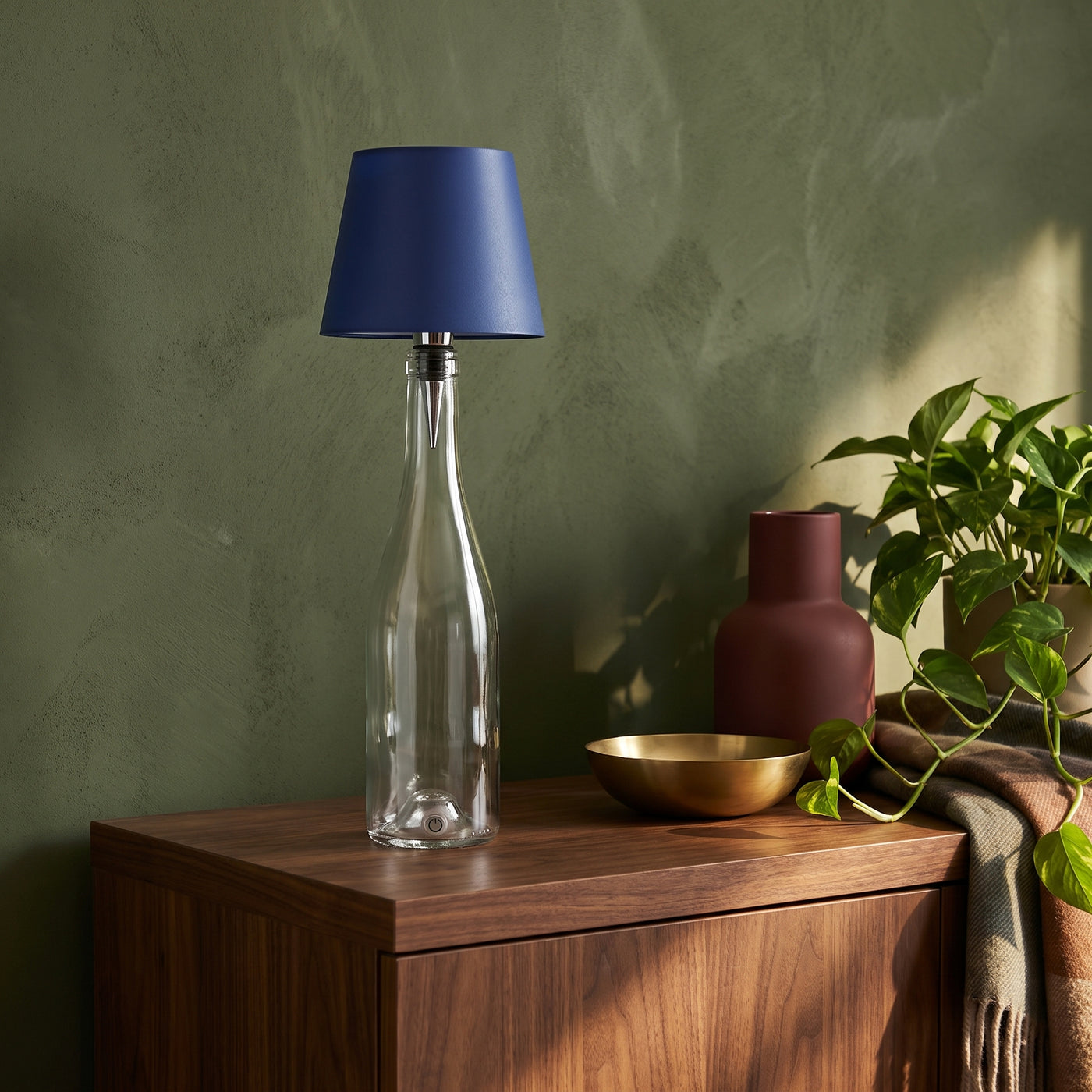 Wireless Wine Bottle Lamp Type-C Charging Touch Control in einem hellen Wohnraum