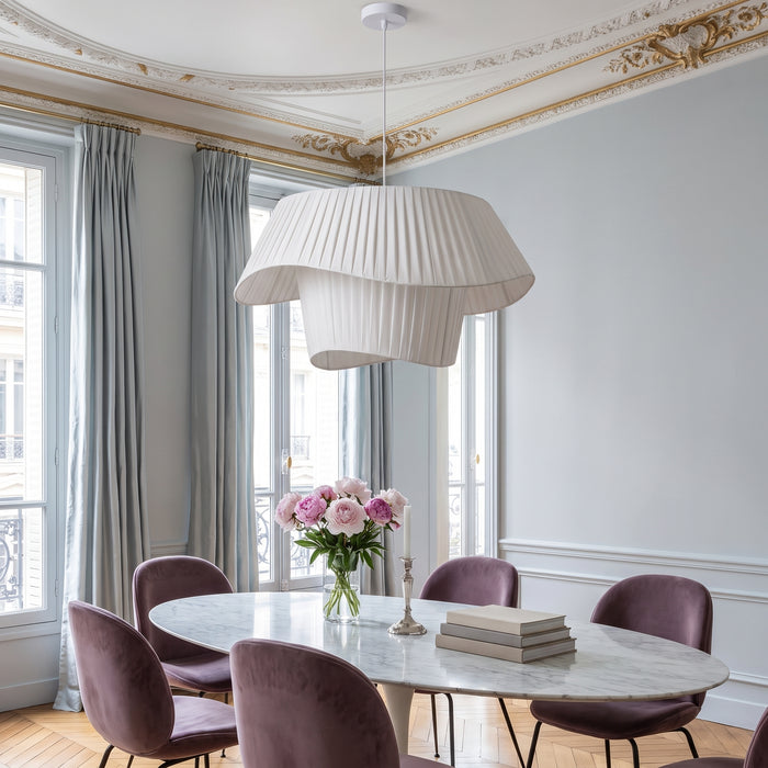 French Minimalist Fabric Art LED Chandelier Dining in einem hellen Wohnraum