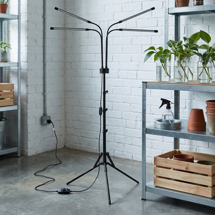 USB plant LED growth lamp with floor bracket in einem hellen Wohnraum