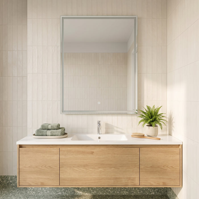 Tempered Glass LED Bathroom Mirror Anti-Fog Vanity Mirror in einem hellen Wohnraum