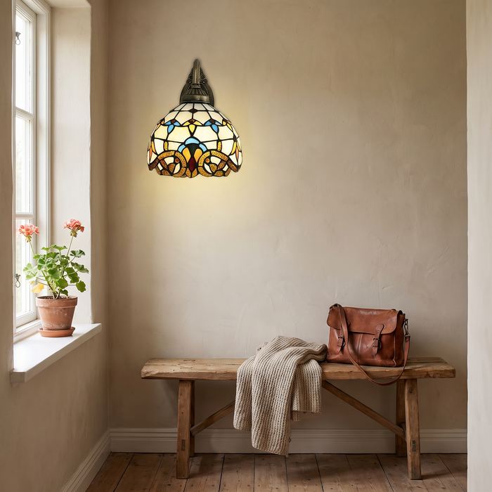 Tiffany-Wandleuchte mit Buntglasschirm an einer Flurwand im Wohnbereich