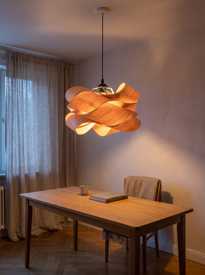 Holz-Pendelleuchte mit unregelmäßigem Schirm im zeitgenössischen Stil, Raumansicht