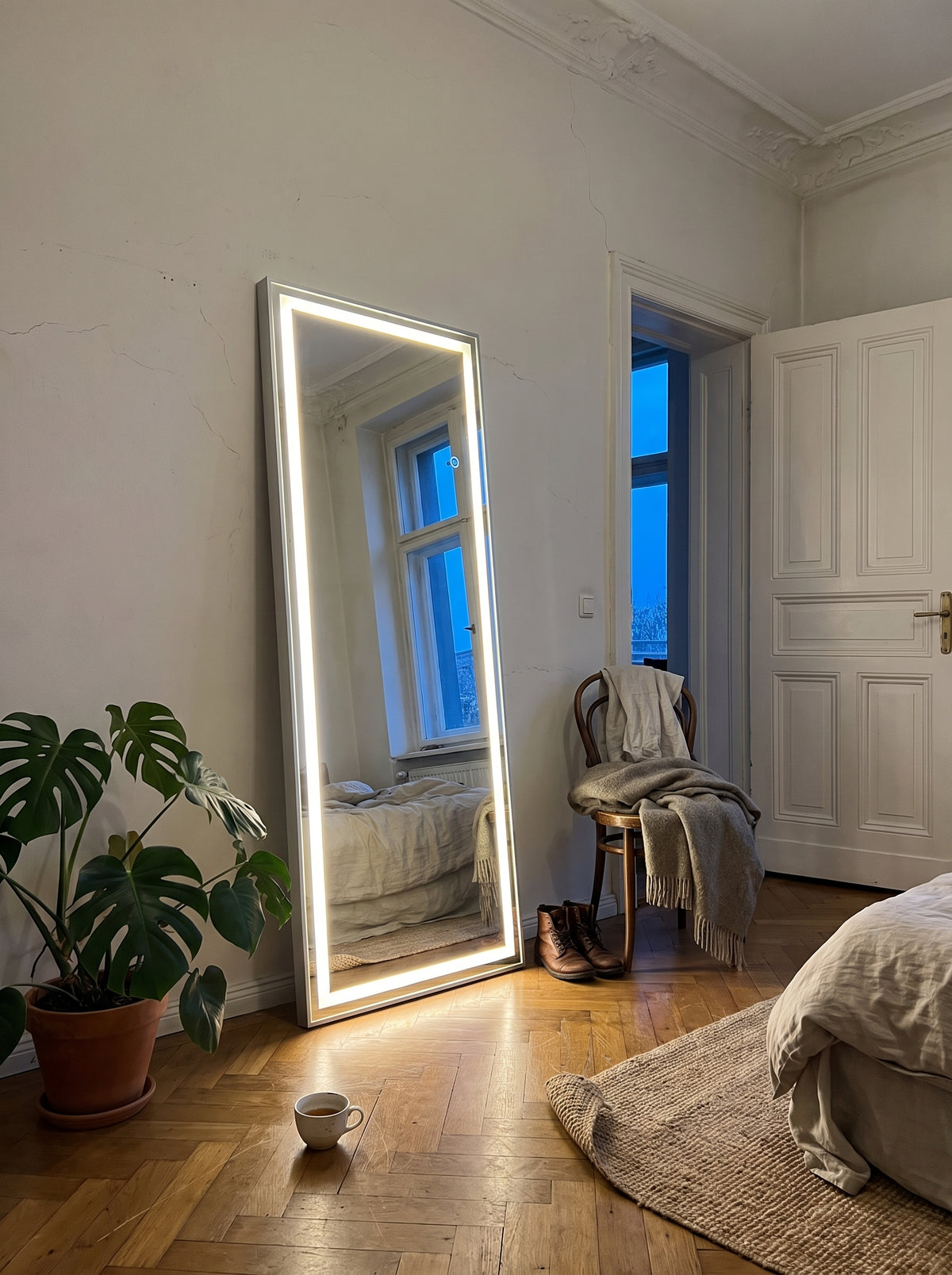 LED-Ganzkörperspiegel 160 × 50 cm — Berliner Altbau-Schlafzimmer mit Ankleideecke