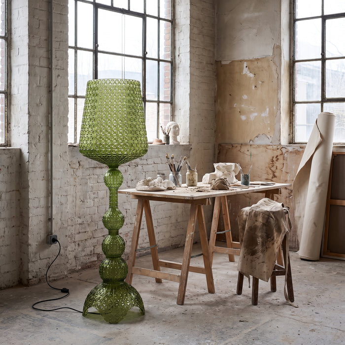 Italian Designer Hollow Goblet Acrylic Floor Lamp for in einem hellen Wohnraum
