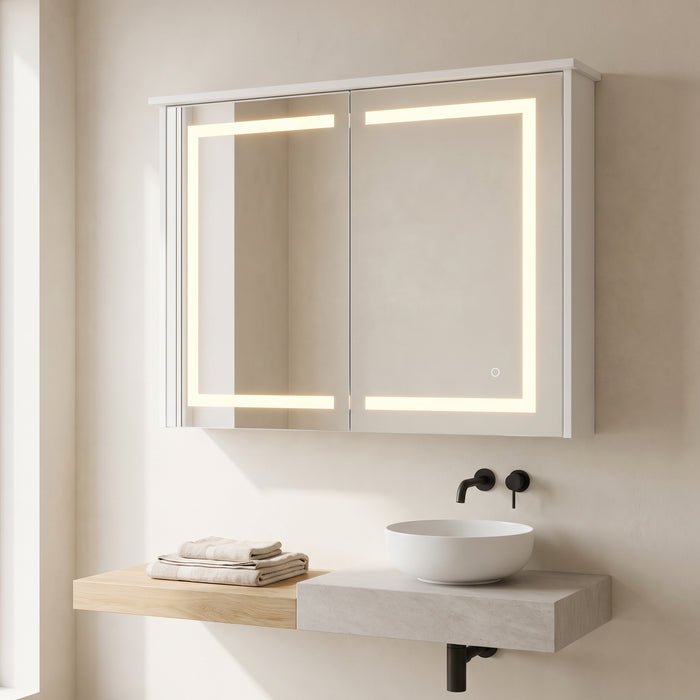 Weißer Spiegelschrank mit zwei Spiegeltüren und LED-Beleuchtung in einem hellen Badezimmer